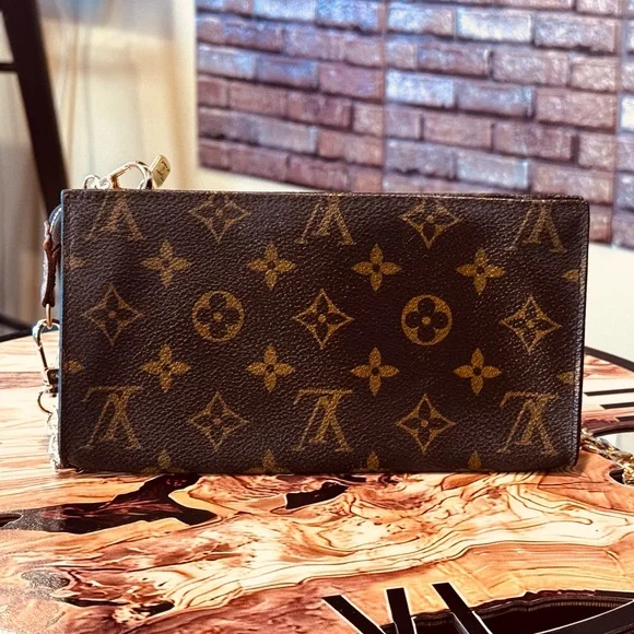 LOUIS VUITTON GM Monogram Pochette/Pouch Mini Bag. - Picture 4 of 13